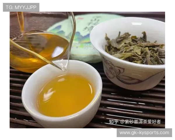 球员进球后从短裤里掏出紫砂壶，泡着龙井茶慢悠悠庆祝